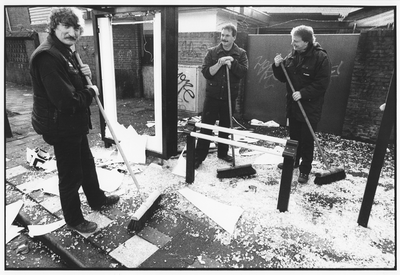 351364 Afbeelding van enkele medewerkers van de firma Publex bij het opruimen van de schade aan tijdens de ...